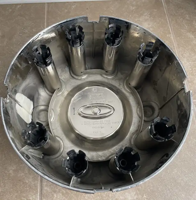 Ford F-450, F-550, F-600 Rear OEM Chrome Center Cap in Other in Laval / North Shore - Image 3