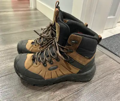 Keen Revel winter boots hiking Men’s size 7, Women’s 8-9 water, View more