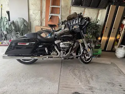 I'm selling my 2022 street glide ,107 engine stage 1 with rinehart racing exhaust , black high rise...