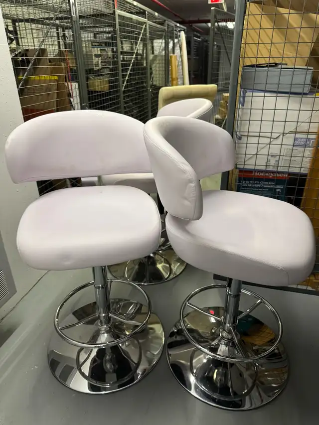 Leather Bar Stools (Set of 3) in Chairs & Recliners in City of Toronto - Image 4