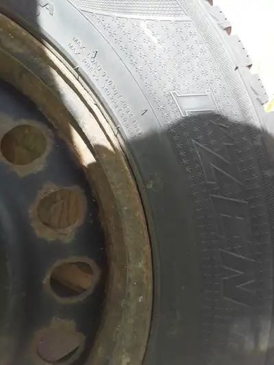 4 225/65R17 Komho Snow tires on steel rims Great condition For more info text or call 519 774 6090