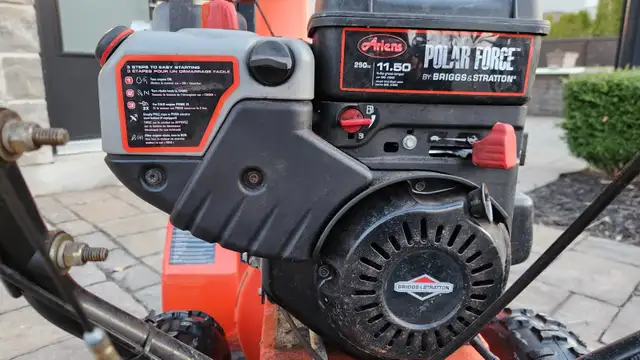 Souffleuse Ariens Deluxe 28" (2013) // Snowblower in Snowblowers in Laval / North Shore - Image 4