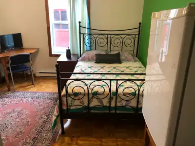 Chambre meublé spacieuse . Disponible de maintenant . avec Wi-Fi, chauffage, laveuse, sécheuse et ré...