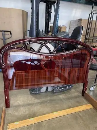 QUEEN SIZE LACQUERED BEDFRAME W/RAILS in Beds & Mattresses in Delta/Surrey/Langley - Image 4