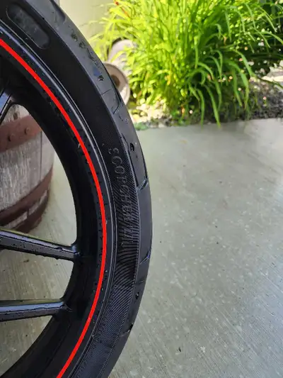 Factory rim with bearings and harley davidson tire. All details in the images.