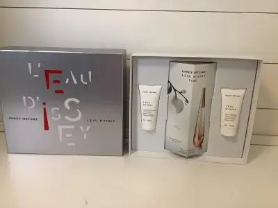 This popular designer perfume has only a little used. It includes a moisturizing shower crème and bo...