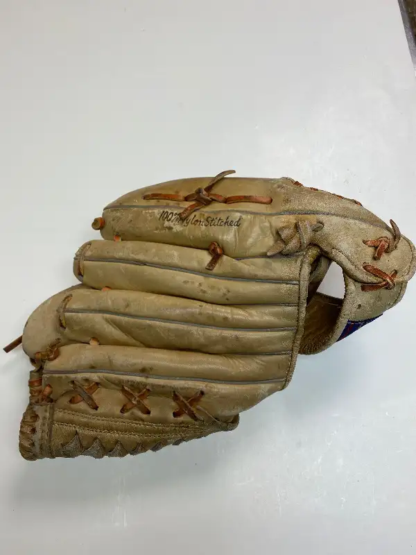VINTAGE BOBBY MURCER YANKEES SPALDING LHT BASEBALL GLOVE 42-336 in Hobbies & Crafts in Oakville / Halton Region - Image 4