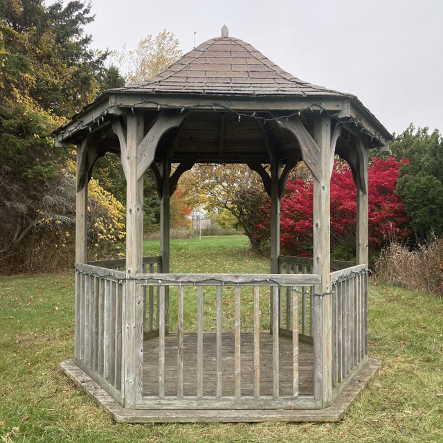 Beautiful Charming Hexagonal Gazebo looking for a new home! in Other in Oshawa / Durham Region - Image 7