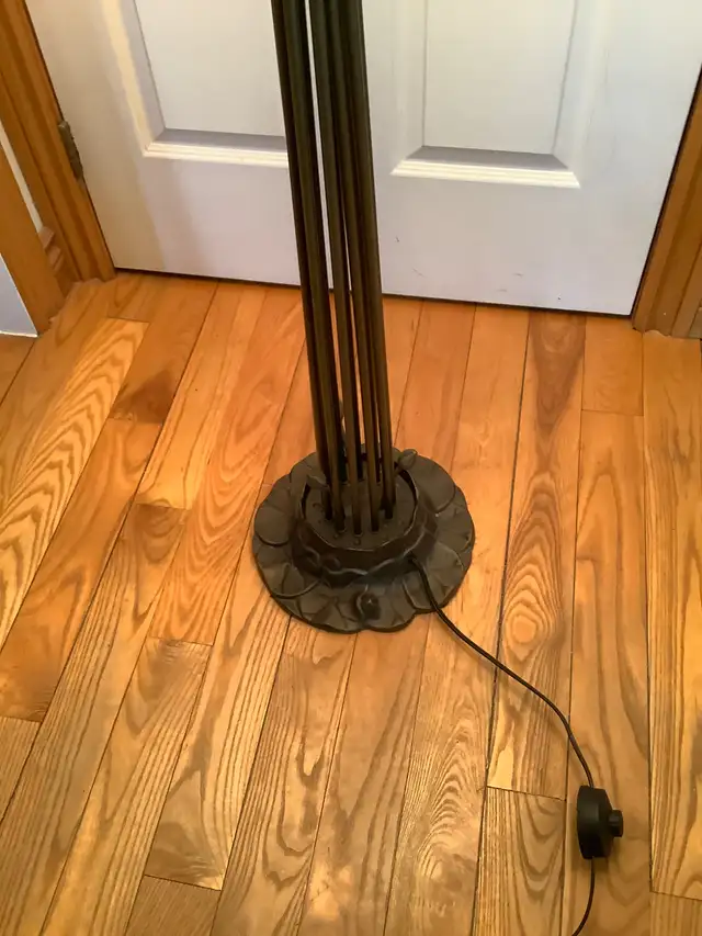 Tiff Sty Floor Lamp w 12 Lily Glass Shades Bronzed Lily Pad Base in Indoor Lighting & Fans in Belleville - Image 10