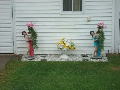 statues décoratif en ciment extérieur. $40.00 chaque chaque 450-546-2864