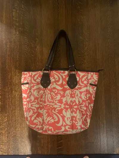 This beautiful Estee Lauder tote bag features a stylish coral and tan abstract design. Measuring 14...