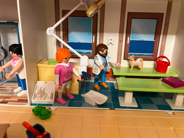 Playmobil Veterinary Clinic Carry Dollhouse in Toys & Games in City of Toronto - Image 4