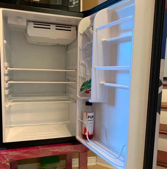 small fridge in Refrigerators in City of Montréal - Image 3