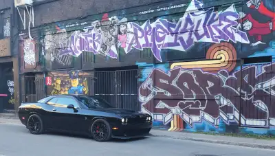 DODGE CHALLENGER HELLCAT 2016 MANUAL 707HP Black on Black A1 La voiture sent encore le neuf Manuelle...