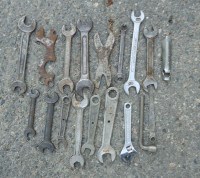 Vintage lot of 18 oddball WRENCHES (1 Alligator wrench)