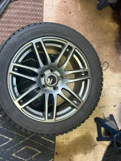 je vends mes 4 pneus d'hiver avec mag, ils ont servi 4 hivers en très bon état. ils sont vendus avec...