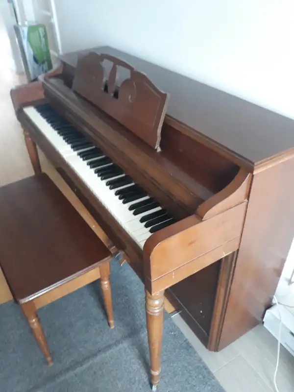 Piano WURLITZER in Pianos & Keyboards in Saint-Hyacinthe - Image 2