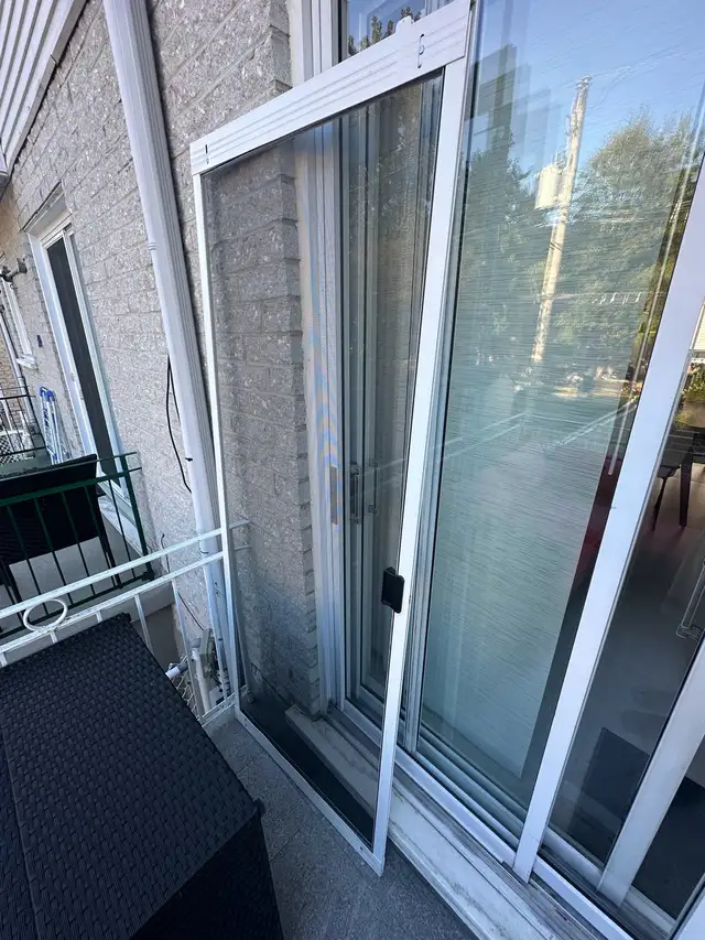 Patio door screen / moustiquaire in Windows, Doors & Trim in City of Montréal - Image 3