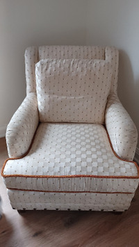 Gorgeous comfortable oversized Drexel armchair