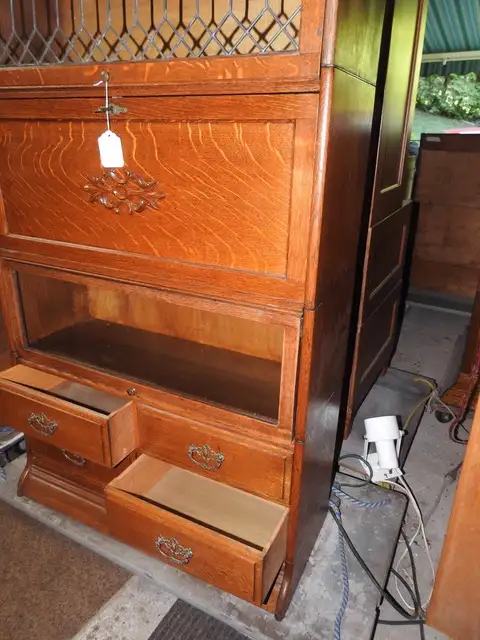 antique barrister bookcase with secretary desk, one lead window in Bookcases & Shelving Units in Hamilton - Image 8