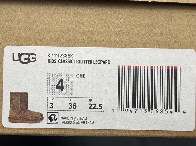 UGG boots (Youth size 4) in Kids & Youth in Markham / York Region - Image 9