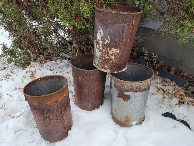 Vintage Rusted Tin Sap Buckets $5 each in Home Décor & Accents in Ottawa - Image 2