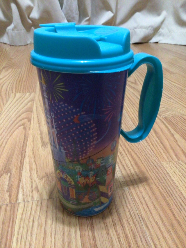 Mug Disney World, tasse / verre plastique bleu dans Vaisselle et articles de cuisine  à Laval/Rive Nord - Image 2
