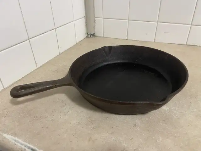 Cast Iron Pan in Kitchen & Dining Wares in Ottawa - Image 3
