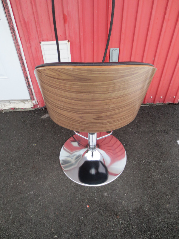 Banc chaise comptoir,dossier arrondi bois brun,cuir noir,24 à 32 in Chairs & Recliners in Thetford Mines - Image 3