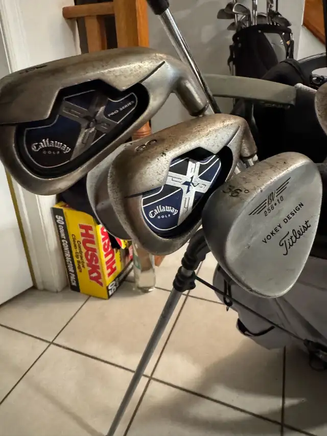 Taylor made golf club set with bag (right handed) in Golf in Markham / York Region - Image 8