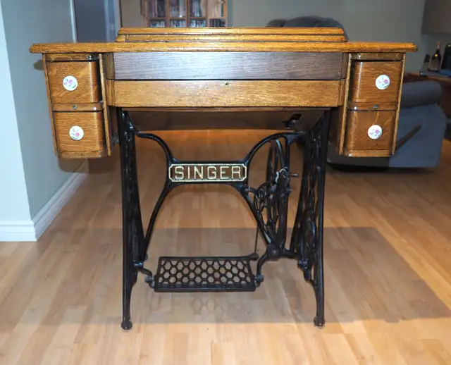 Meuble de machine à coudre Singer (antiquité) in Other in Longueuil / South Shore - Image 3