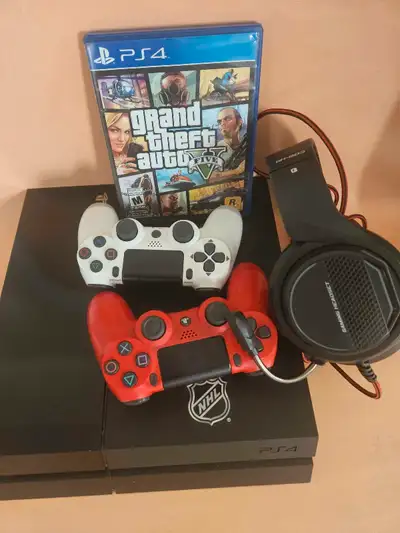 Ps4, deux manettes , casque gamer , jeu GTA 5