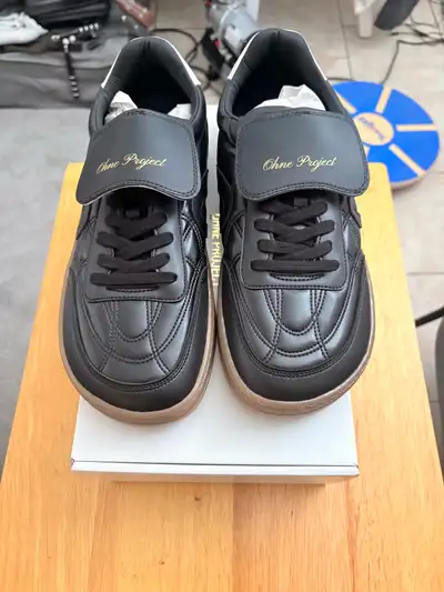 I'm selling a pair of OHNE PROJECT Barefoot Sneaker 060 Kopa in Black, a stylish and minimalist desi...