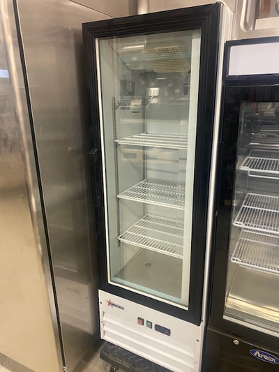 You are viewing a nicely used Omcan upright commercial used 1 door glass merchandiser cooler. This G...