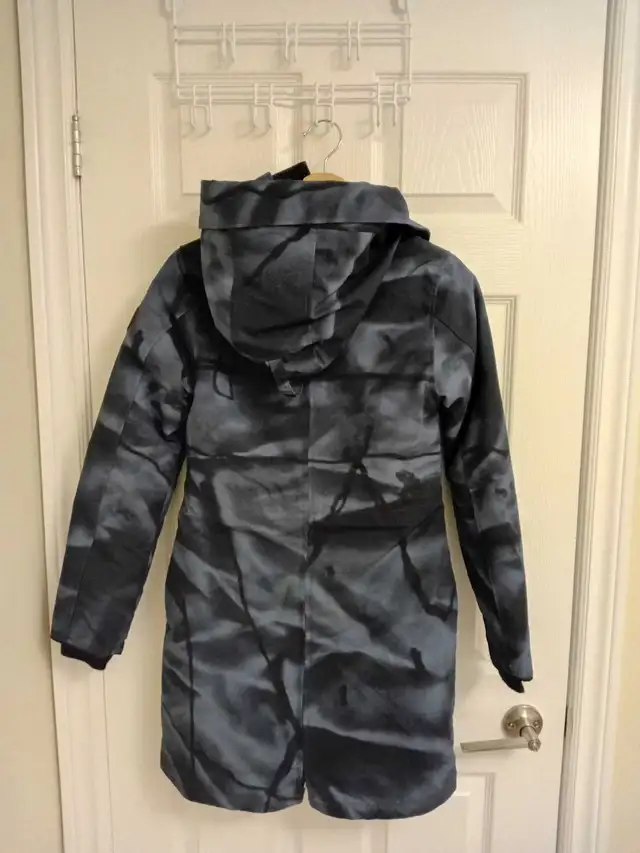 canada goose winter jacket in Women's - Tops & Outerwear in Markham / York Region - Image 2