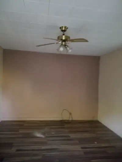 1 BEDROOM HOUSE FOR RENT IN THE TOWN OF GLADSTONE. LARGE YARD. QUIET STREET. SHEDS. FRIDGE, STOVE, W...