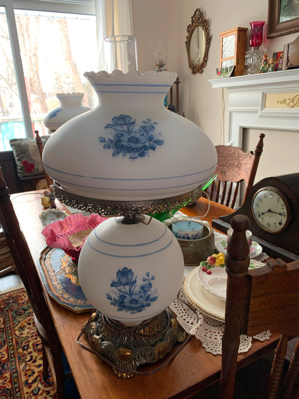Pair of vintage hurricane lamps in Home Décor & Accents in Kitchener / Waterloo - Image 2