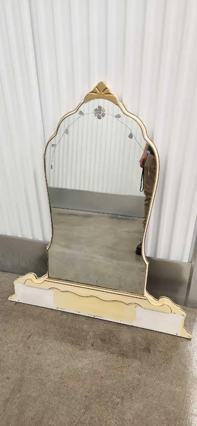 Vintage European Victorian Vanity Dresser with Mirror in Dressers & Wardrobes in Calgary - Image 7