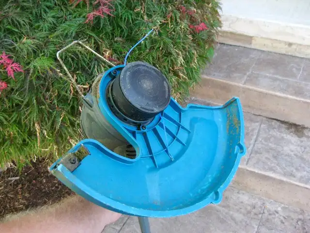 Yardworks 120V Electric Grass Weed Trimmer Strummer Weed Eater in Lawnmowers & Leaf Blowers in Kitchener / Waterloo - Image 6