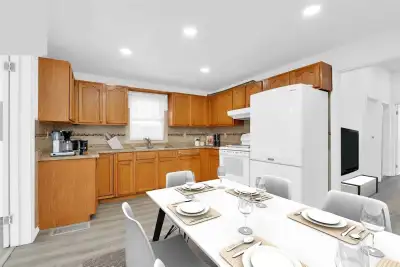 Private rooms available. Near US Tunnel, University, Collage, Grocery. Single $550 Includes utility...