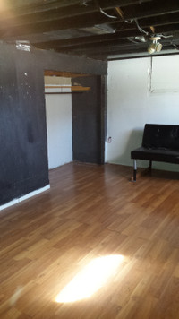 LARGE UNFURN. BSMT. ROOM/SUITE IN S.W. CALGARY AVAILABLE $750