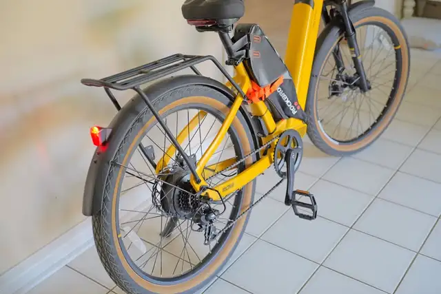 Velotric Discover 1 E-Bike (Mango) (Like NEW) w/2nd NEW Battery in eBike in Markham / York Region - Image 4