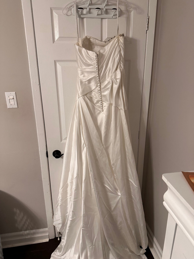 Wedding Dress, Tiara and Veil  in Wedding in Oakville / Halton Region - Image 4