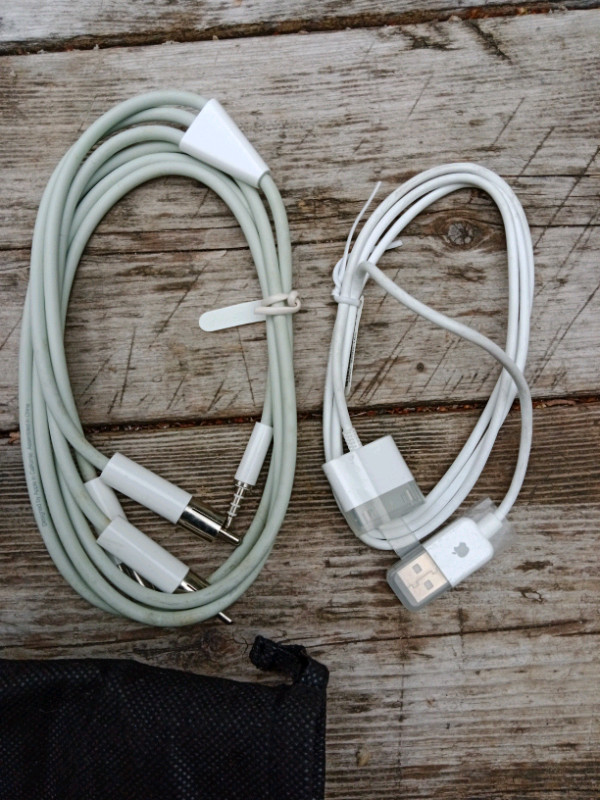 Apple Original Cables And Cradle For Video iPod, Pouch Incl in iPods & MP3s in Oshawa / Durham Region - Image 2