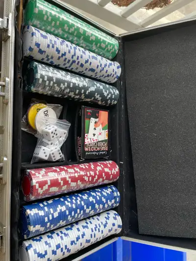 This pre-owned Cardinal professional poker set features a complete collection of poker chips, playin...