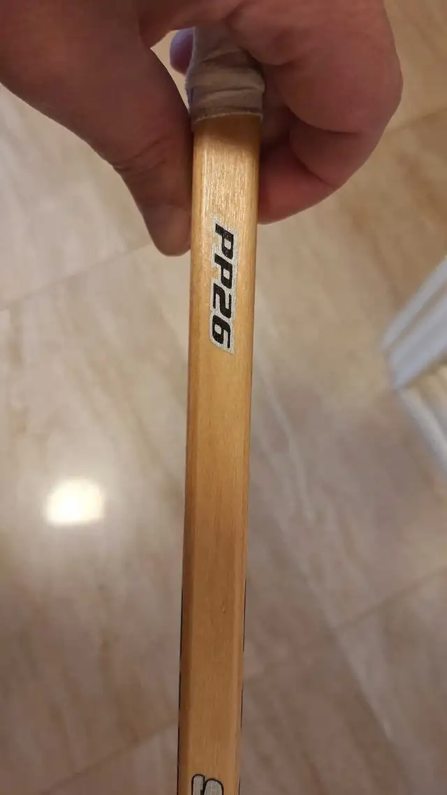 Sherwood 47" wood hockey stick. flat blade. in Hockey in Markham / York Region - Image 5