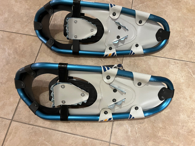 Snow shoes - youth (blue) in Other in Bedford - Image 2