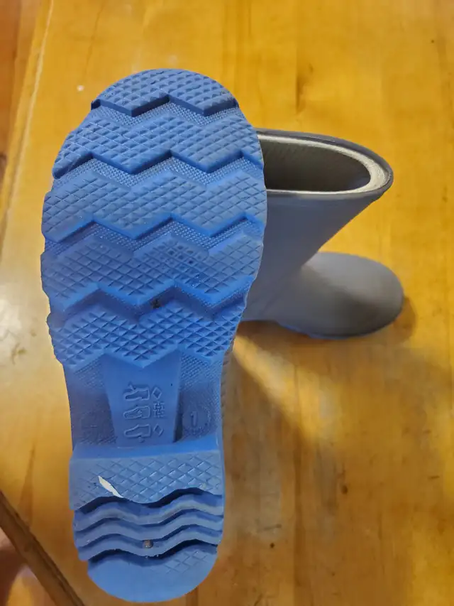 Kamik kids rain boots size 1 in Kids & Youth in Ottawa - Image 3