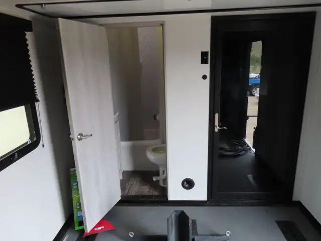 2023 Keystone Fuzion 430 Fifth-Wheel Toy Hauler in Travel Trailers & Campers in Regina - Image 7