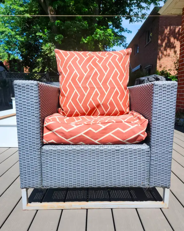 Outdoor Wicker Patio Armchair with Cushion – Excellent Condition in Patio & Garden Furniture in Oakville / Halton Region - Image 2
